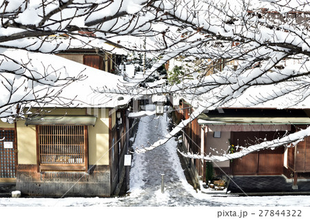 京都　雪景色の石塀小路 27844322
