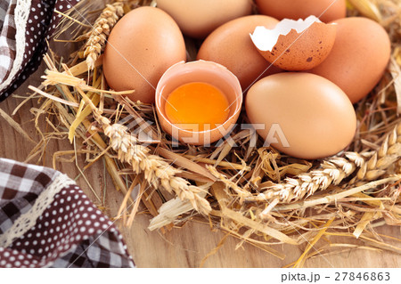 Fresh chicken eggs. Fresh chicken eggs. 27846863