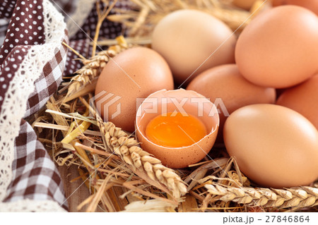 Fresh chicken eggs. Fresh chicken eggs. 27846864