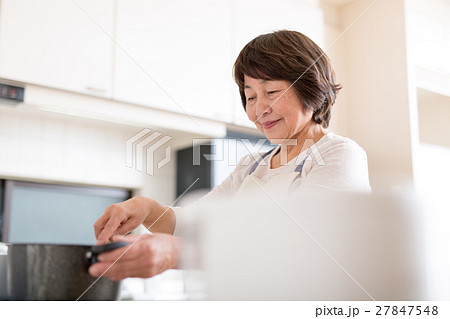 料理するシニア女性 27847548