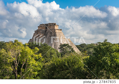 Pyramid of the Magician in Uxmal, Yucatan, Mexico Pyramid of the Magician in Uxmal, Yucatan, Mexico 27847835