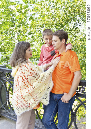 Family is pregnant mother father and son 27848869