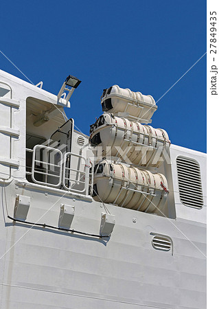 Liferafts at Ship 27849435