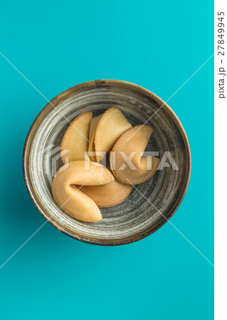 The fortune cookies. 27849945