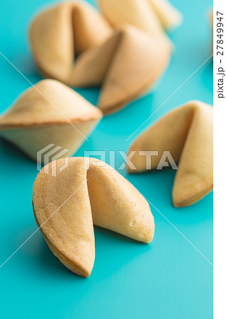 The fortune cookies. 27849947
