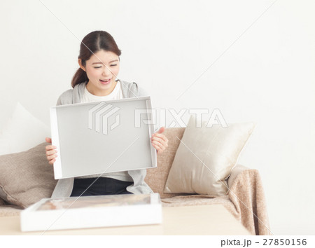 プレゼントをあける女性 プレゼントをあける女性 27850156