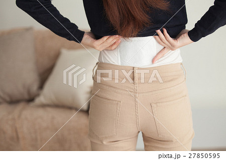 カイロを貼る女性 27850595