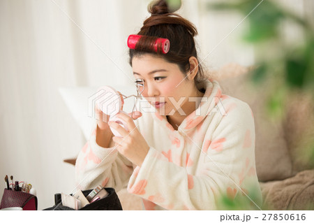 メイクする女性 メイクする女性 27850616