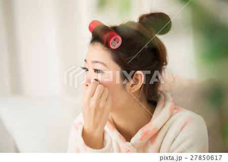 メイクする女性 27850617