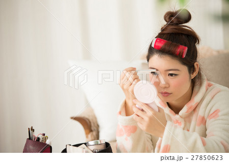 メイクする女性 27850623