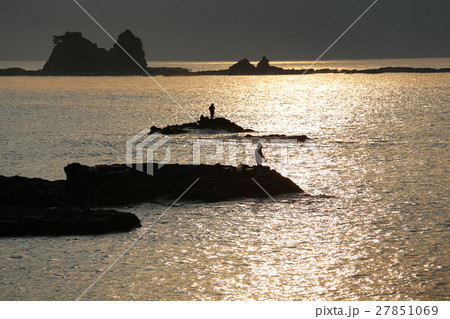 荒船海岸の夜明けと釣り人 27851069
