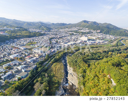 豊平川と住宅街 空撮（札幌市南区） 27852143