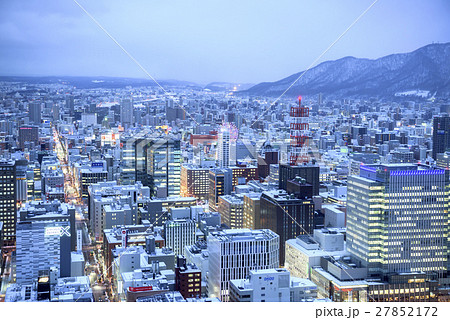 冬の札幌の街並み 夕景 の写真素材
