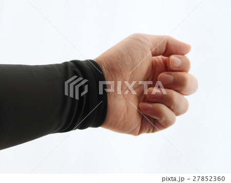 暖かい長袖のインナーウェアを着た手首（横からのカット） 27852360