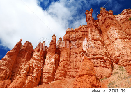 Scenic view of red hoodoos in Bryce Canyon Scenic view of red hoodoos in Bryce Canyon 27854594