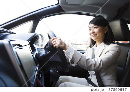 運転 車 自動車 女性 通勤 ドライブ ドライバー 出勤 出社 ビジネス 営業の写真素材