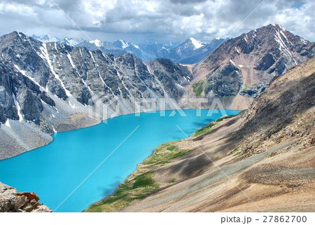 アラコル湖 キルギスにある山上湖 の写真素材