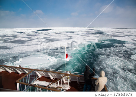 砕氷船から見る網走沖の流氷 砕氷船から見る網走沖の流氷 27863978