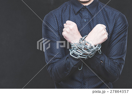 鎖で縛られた男性 鎖で縛られた男性 27864357