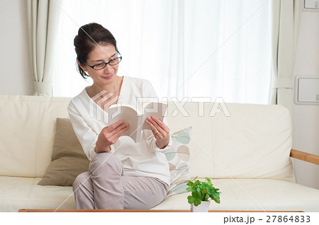 老眼鏡で読書する中年日本人女性 老眼鏡で読書する中年日本人女性 27864833