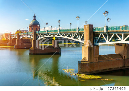 The Saint-Pierre bridge passes over the Garonne  27865496