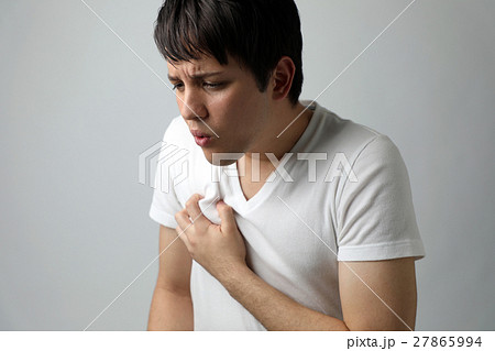 男性の胸の痛み 男性の胸の痛み 27865994