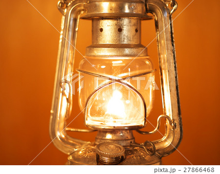 灯油ランプの灯火 灯油ランプの灯火 27866468