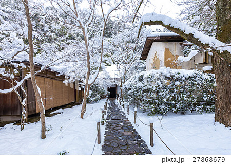 冬の蓮華寺参道 27868679