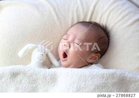 あくびをする赤ちゃんの写真素材