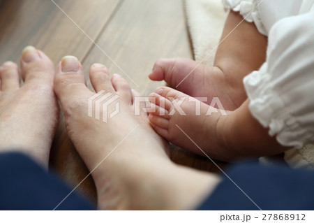 大人の足と赤ちゃんの足 大人の足と赤ちゃんの足 27868912