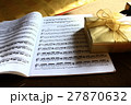 プレゼントの箱と楽譜 27870632