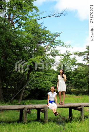 公園の橋で寛ぐ女性達 27870671