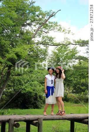 公園で遠くを見る女性 公園で遠くを見る女性 27871258