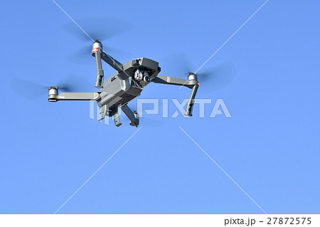 飛行中のドローン 27872575