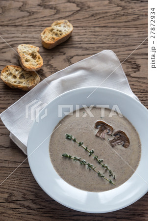Portion of creamy mushroom soup 27872934