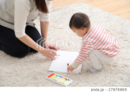 お絵かきをする親子 お絵かきをする親子 27876869