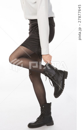 businesswoman adjusting shoes 27877645