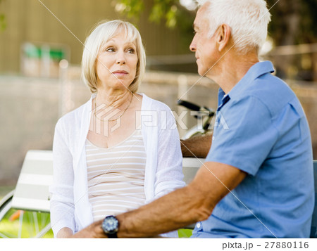 Senior couple relaxing in park 27880116