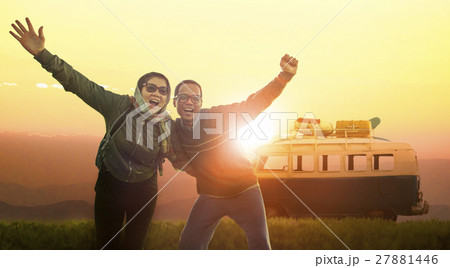 younger man and woman happiness emotion traveling 27881446