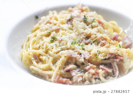 carbonara spaghetti with ham 27882657
