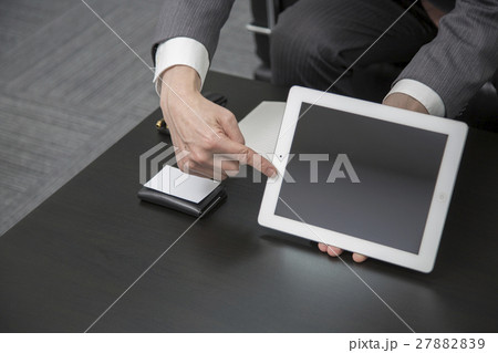 タブレットを使って商談中のビジネスマン タブレットを使って商談中のビジネスマン 27882839