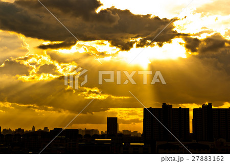 Sunrise in the bangkok city Sunrise in the bangkok city 27883162