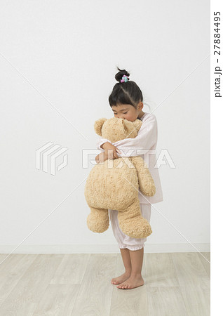 寝る準備をする子供　ポートレート 27884495