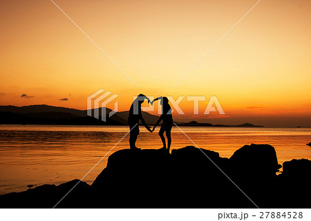 Silhouette of young couple in love at beach Silhouette of young couple in love at beach 27884528