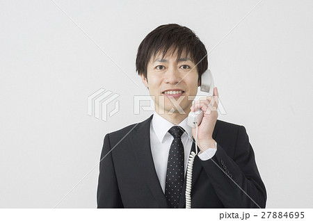 電話相談をするビジネスマン ポートレート 電話相談をするビジネスマン ポートレート 27884695
