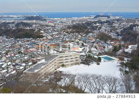 鷹取山展望台から大雪の横須賀市 27884913