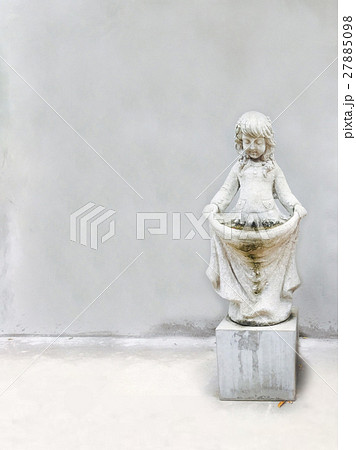 Statue of girl with Plaster walls. Statue of girl with Plaster walls. 27885098