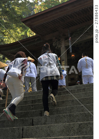 四国霊場第21番札所「太龍寺」本堂への石段を上るお遍路さん 27886433
