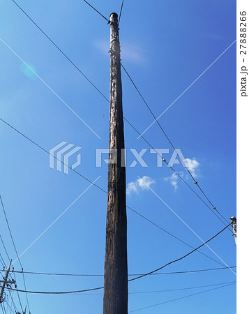 現役の木製電柱の写真素材 [27888266] - PIXTA