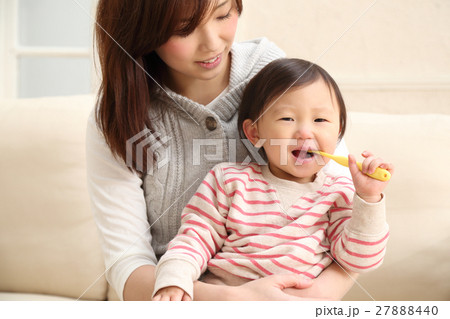 仕上げ歯ブラシをするお母さん 27888440